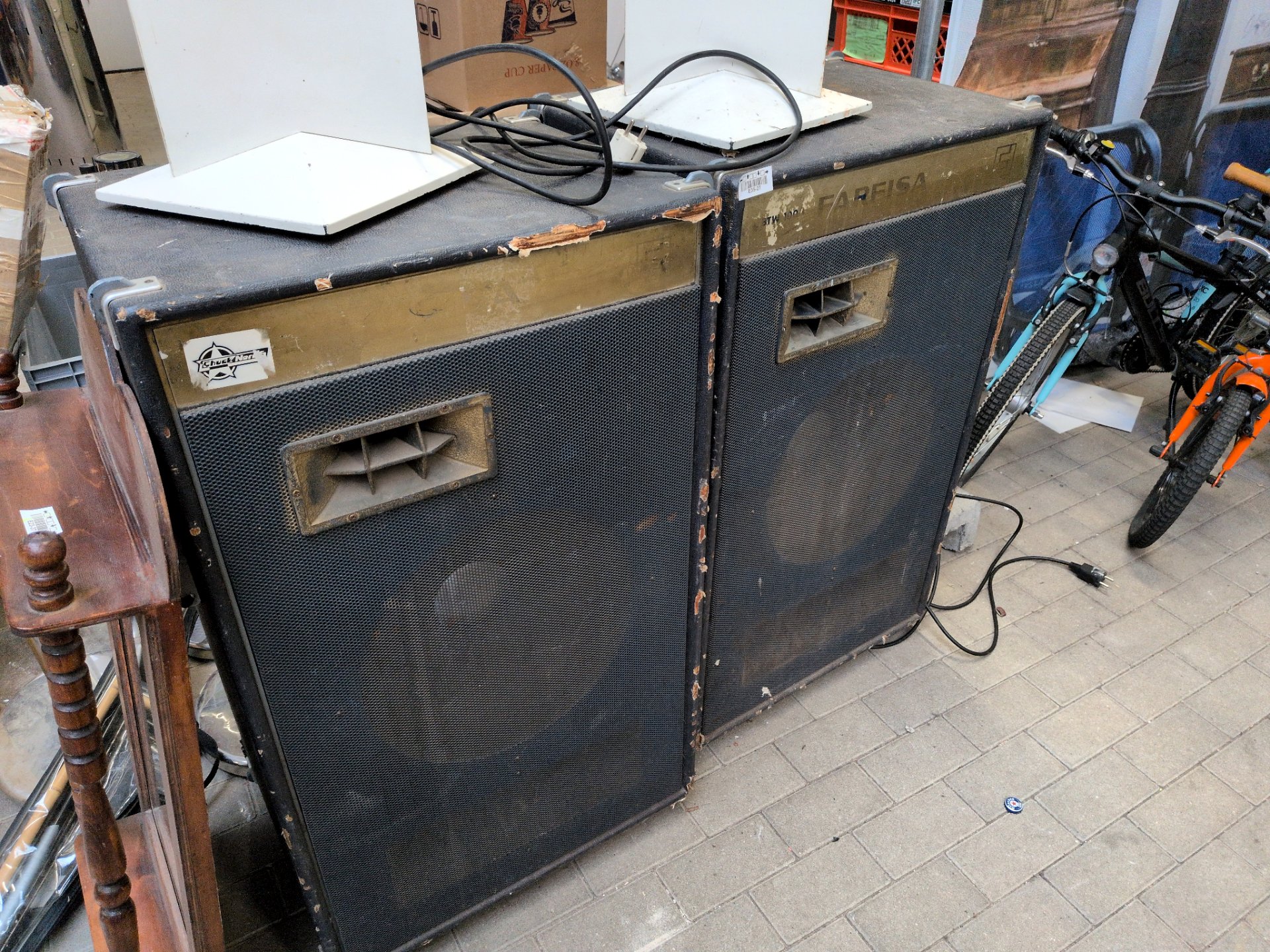 Los 1046 – 2 Boxen, Farfias BTW 100/b