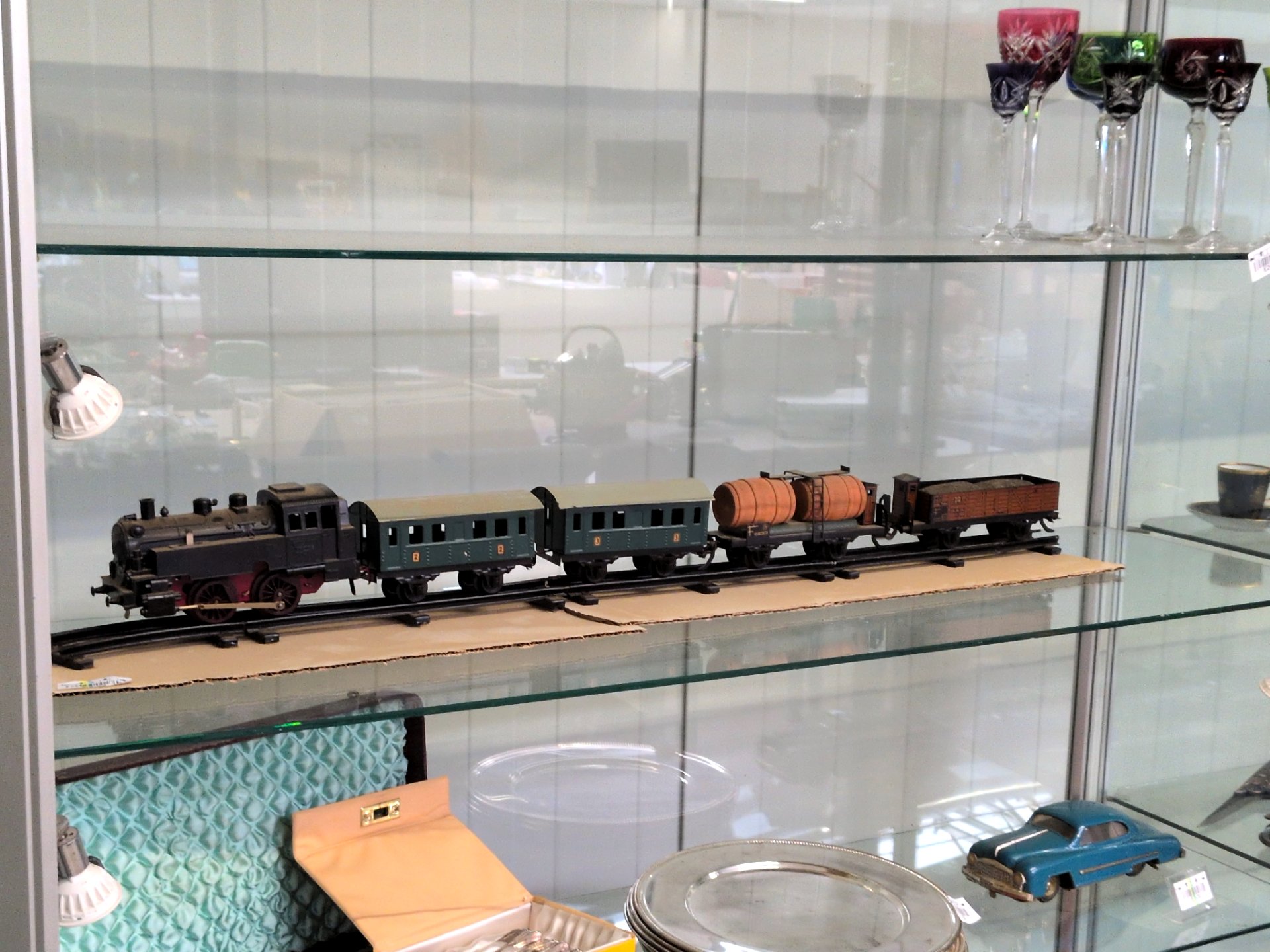 Los 211 – 1 Modellbahn mit 4 Anhängern
