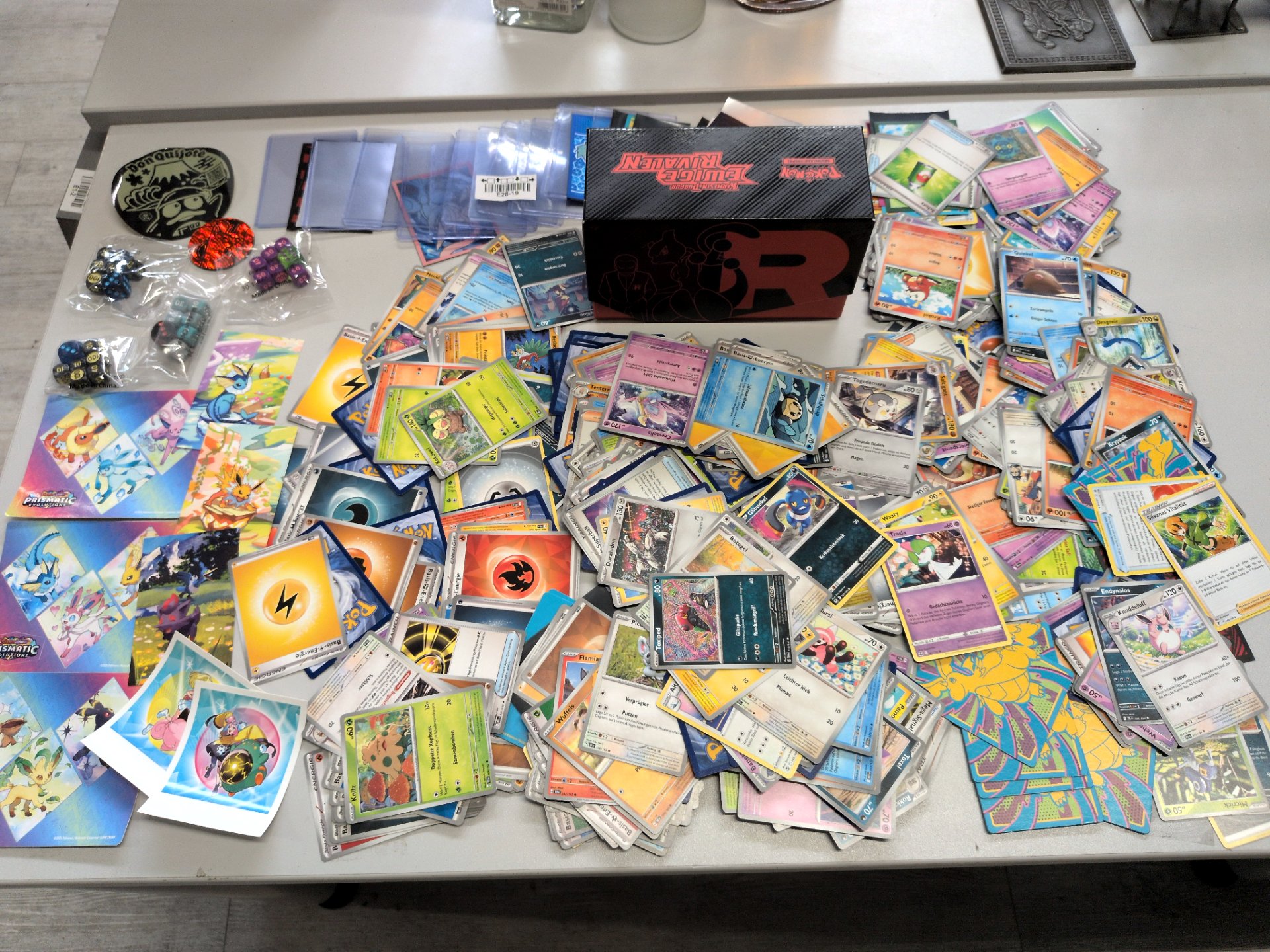 Los 237 – 1 Posten Pokémonkarten mit Zubehör