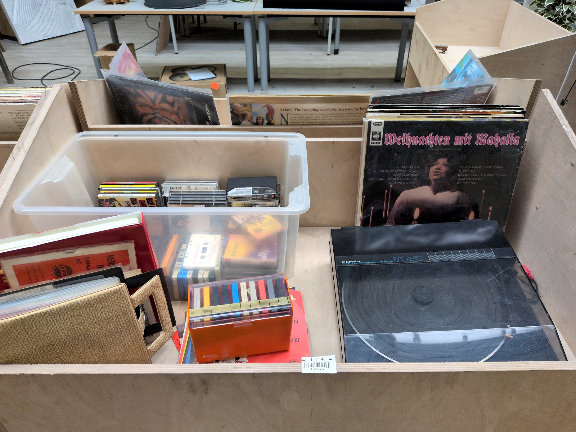 Los 337 – 1 Fach Schallplatten, Kassetten, Schallplattenspieler