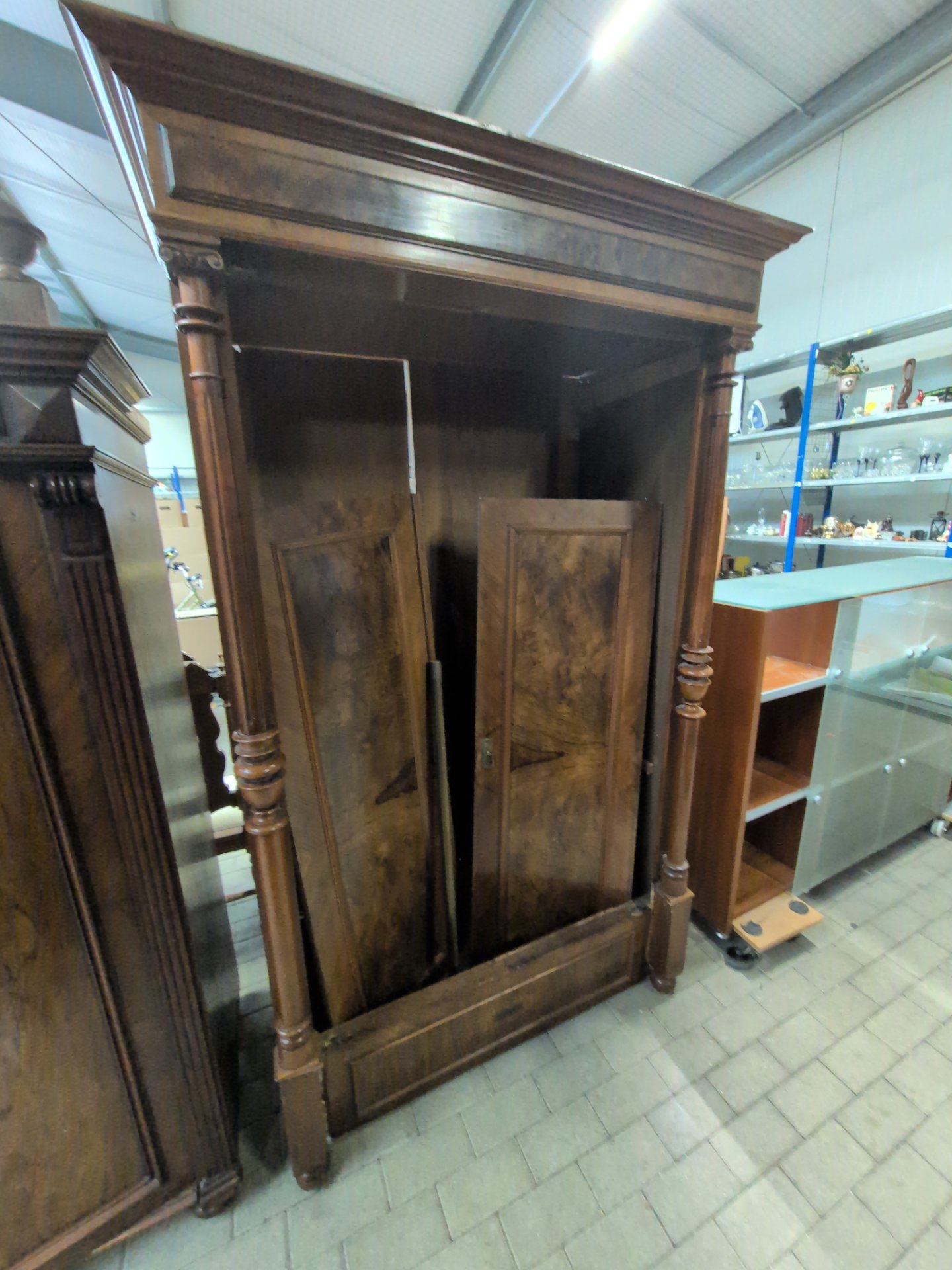 Los 1051 – 1 antiker Schrank, Holz