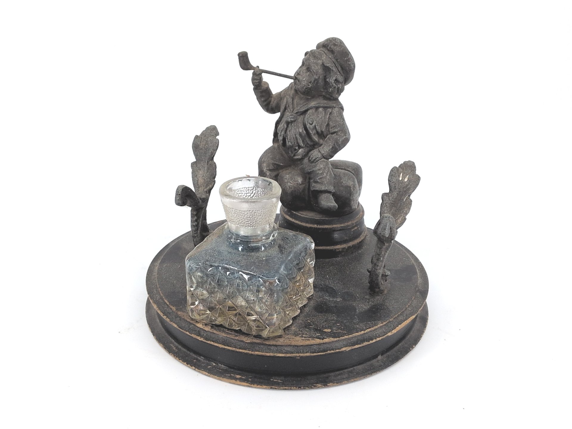 Los 51 – 1 Tintenfass mit Figur, Metall und Glas