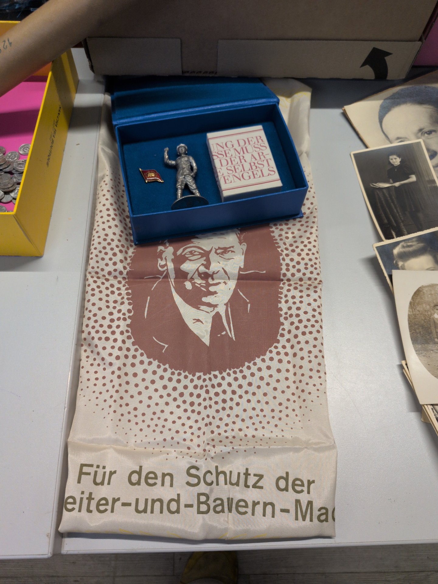 Los 168 – 1 Zinnparzifist mit Buch und Anstecknadel