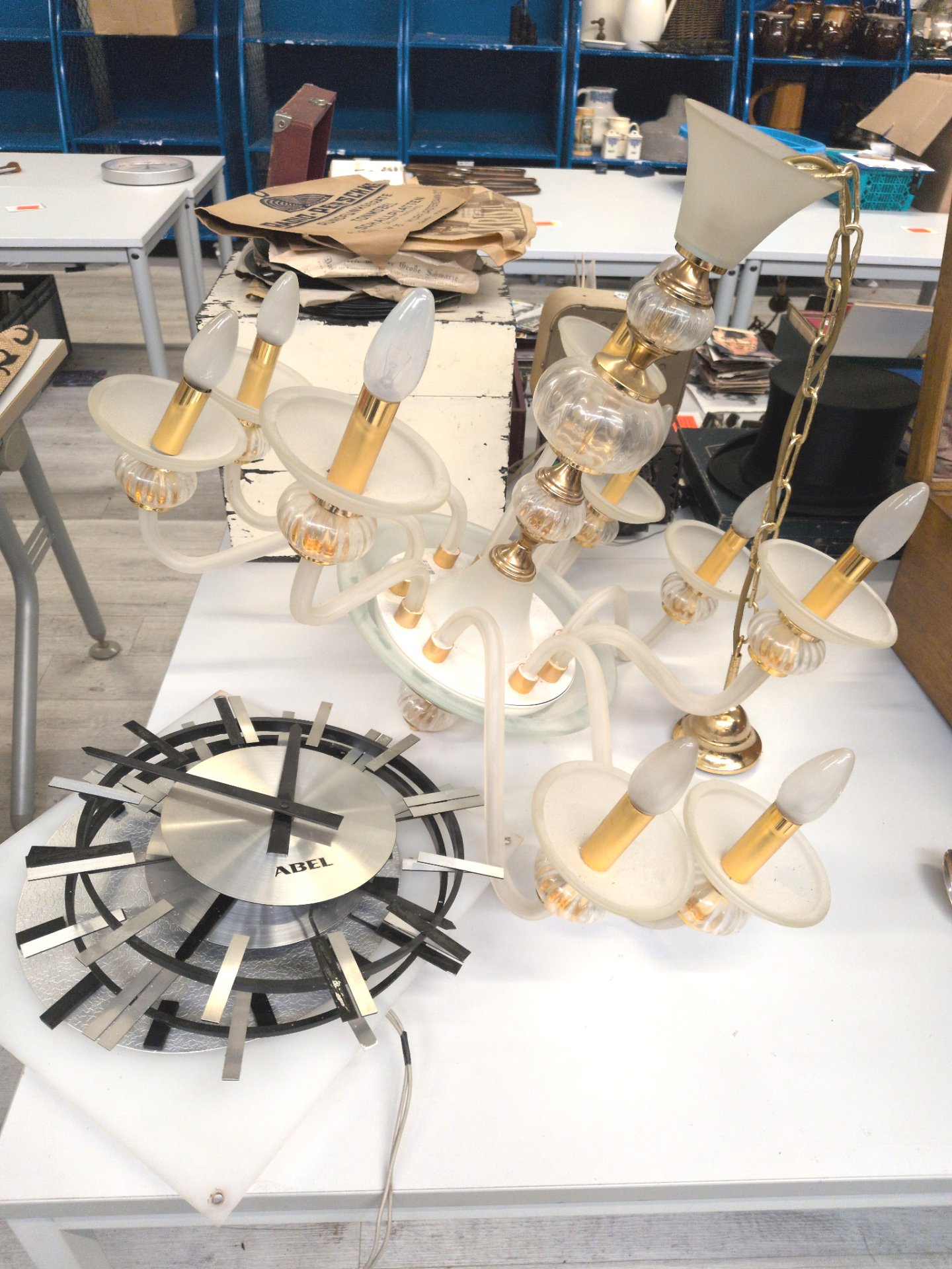 Los 267 – 1 Lampe, 3 Uhren
