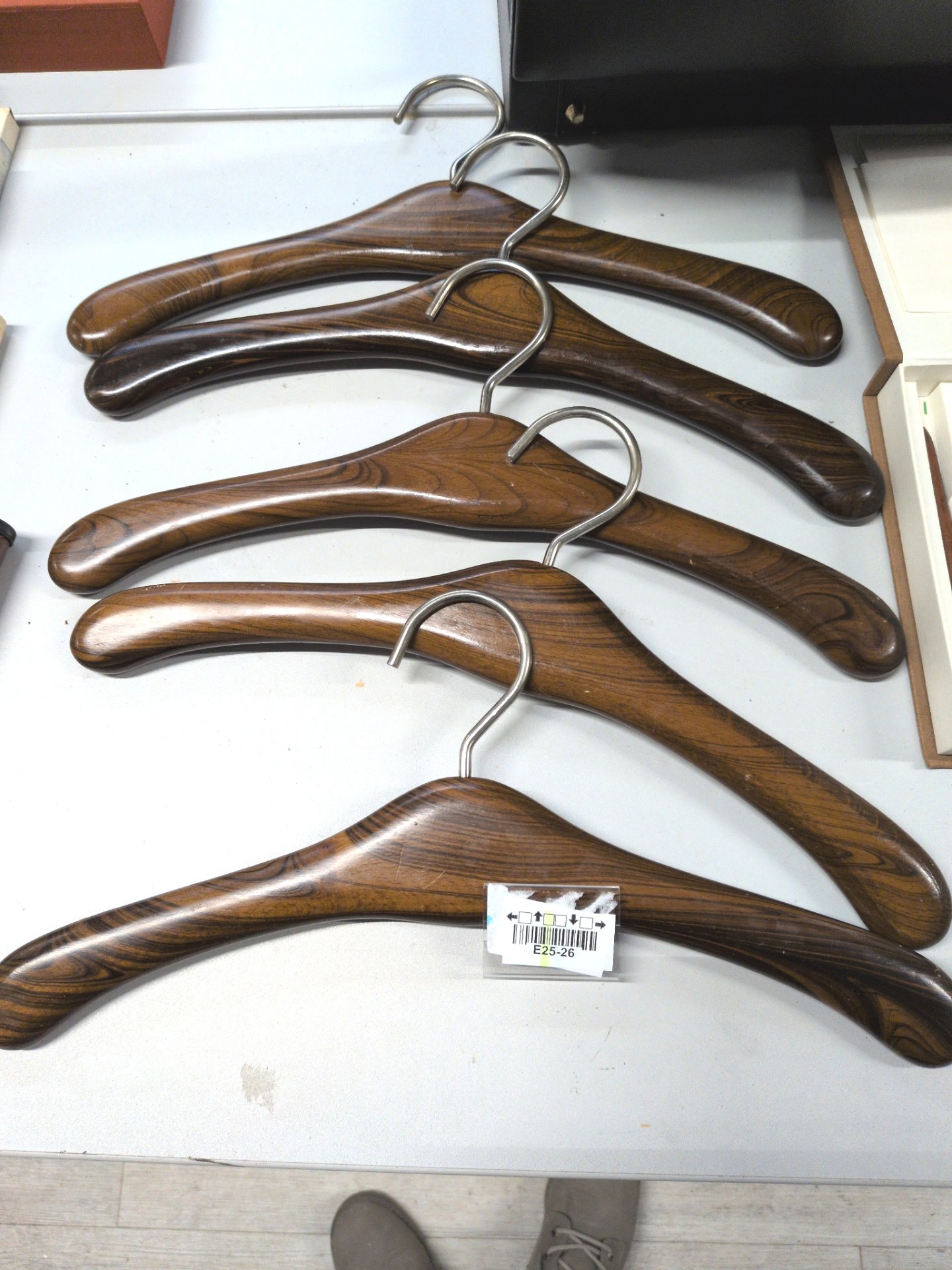Los 147 – 5 Holz Kleiderbügel