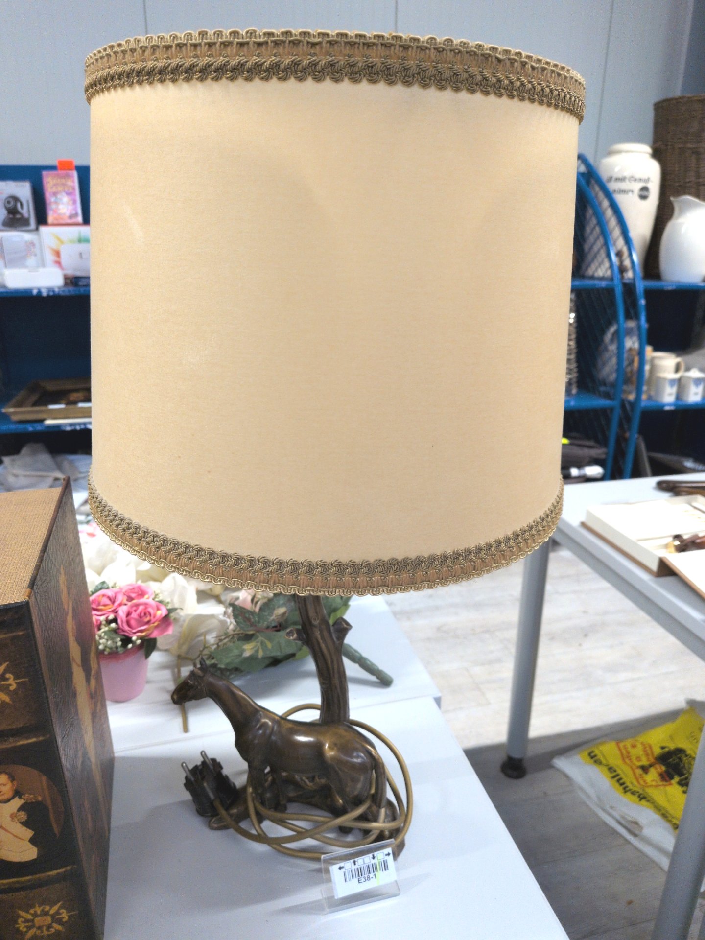 Los 159 – 1 Tischlampe, Messing Fuß, Pferd