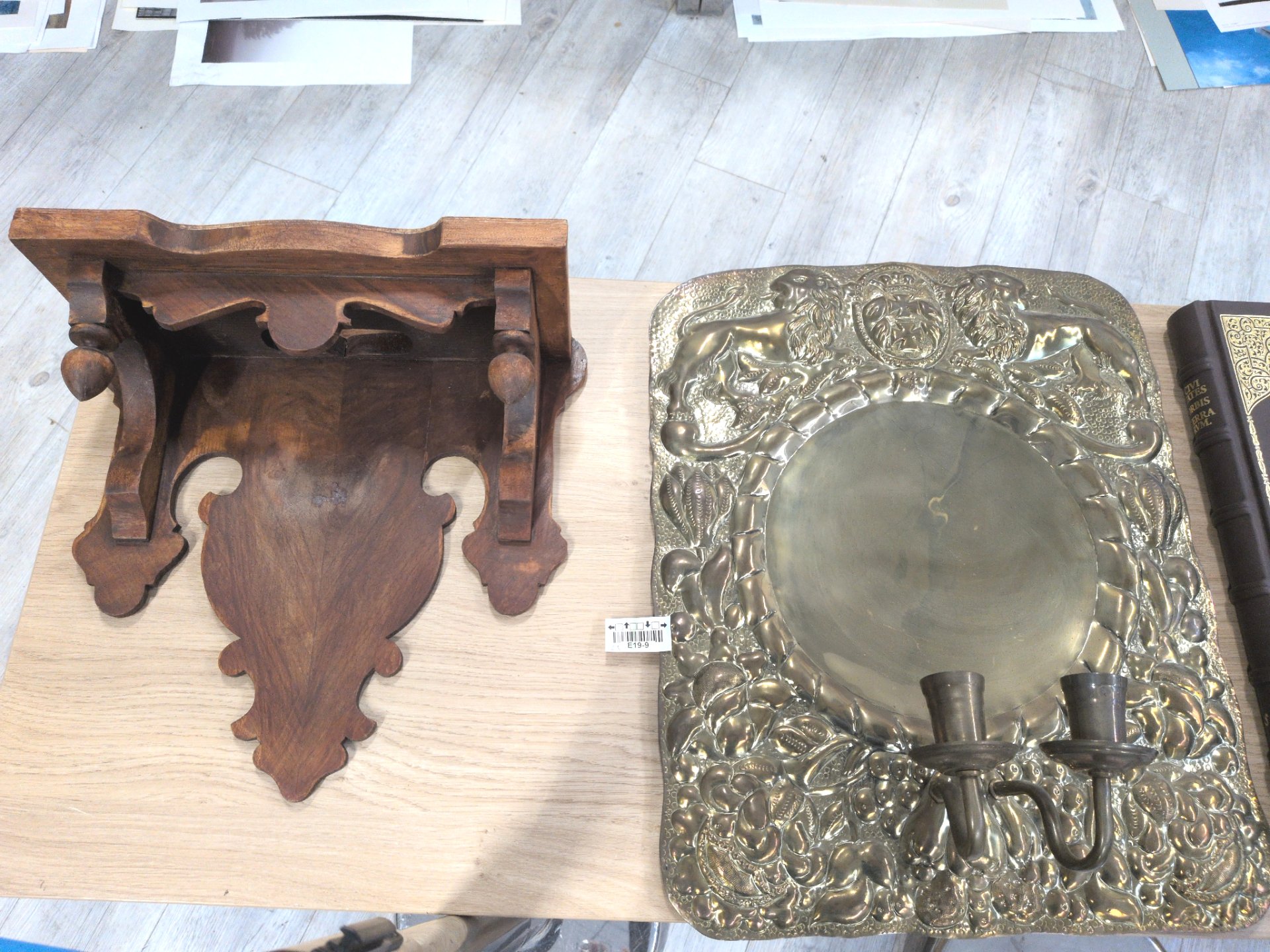 Los 251 – 2 Wandkonsolen, Messing/Holz