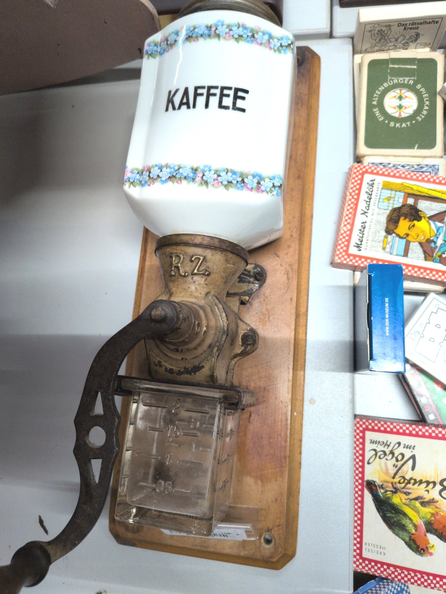 Los 149 – 1 Antike Kaffeemühle