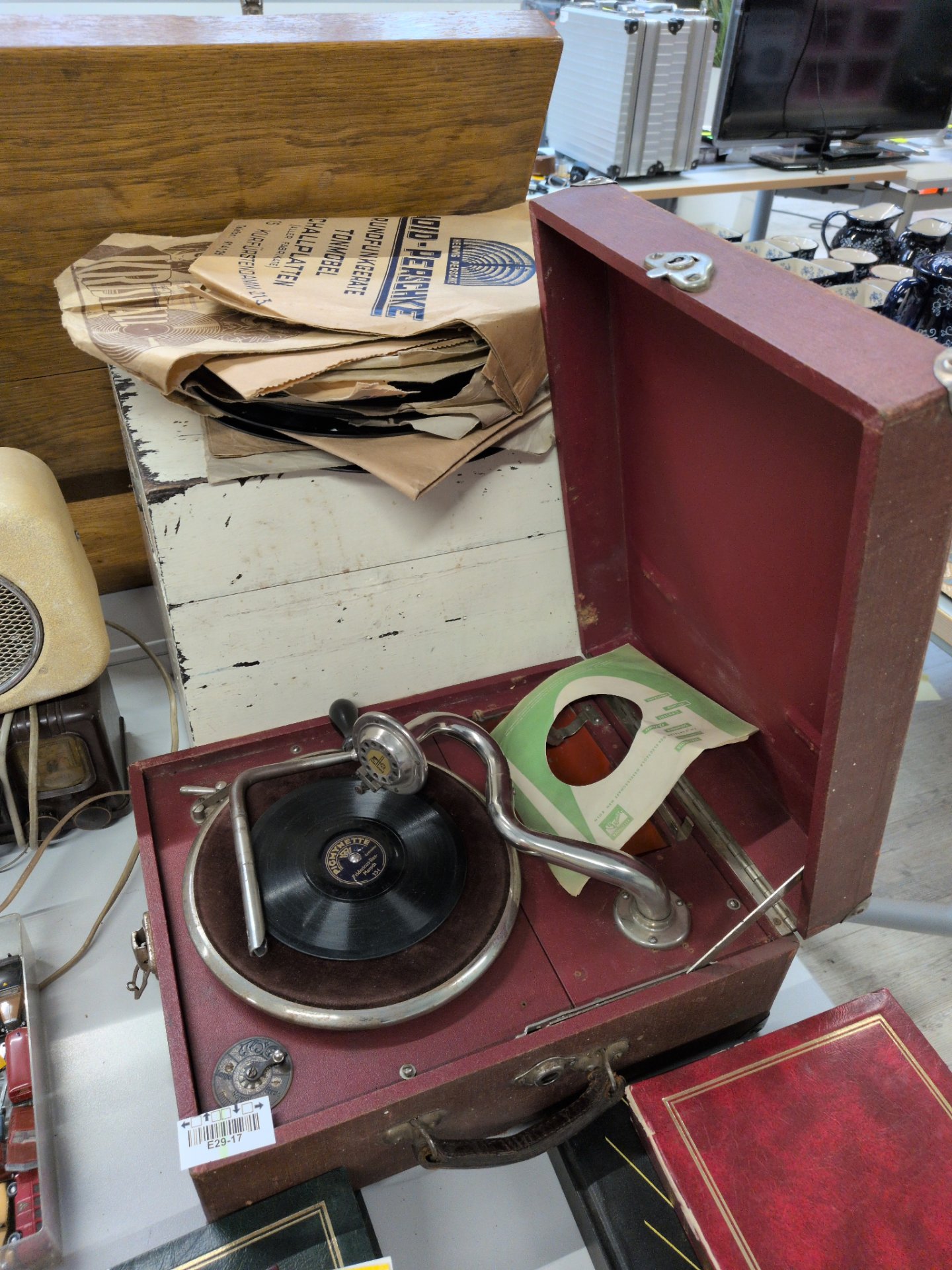 Los 313 – 1 Grammophon, mit Schellackplatten und Kiste