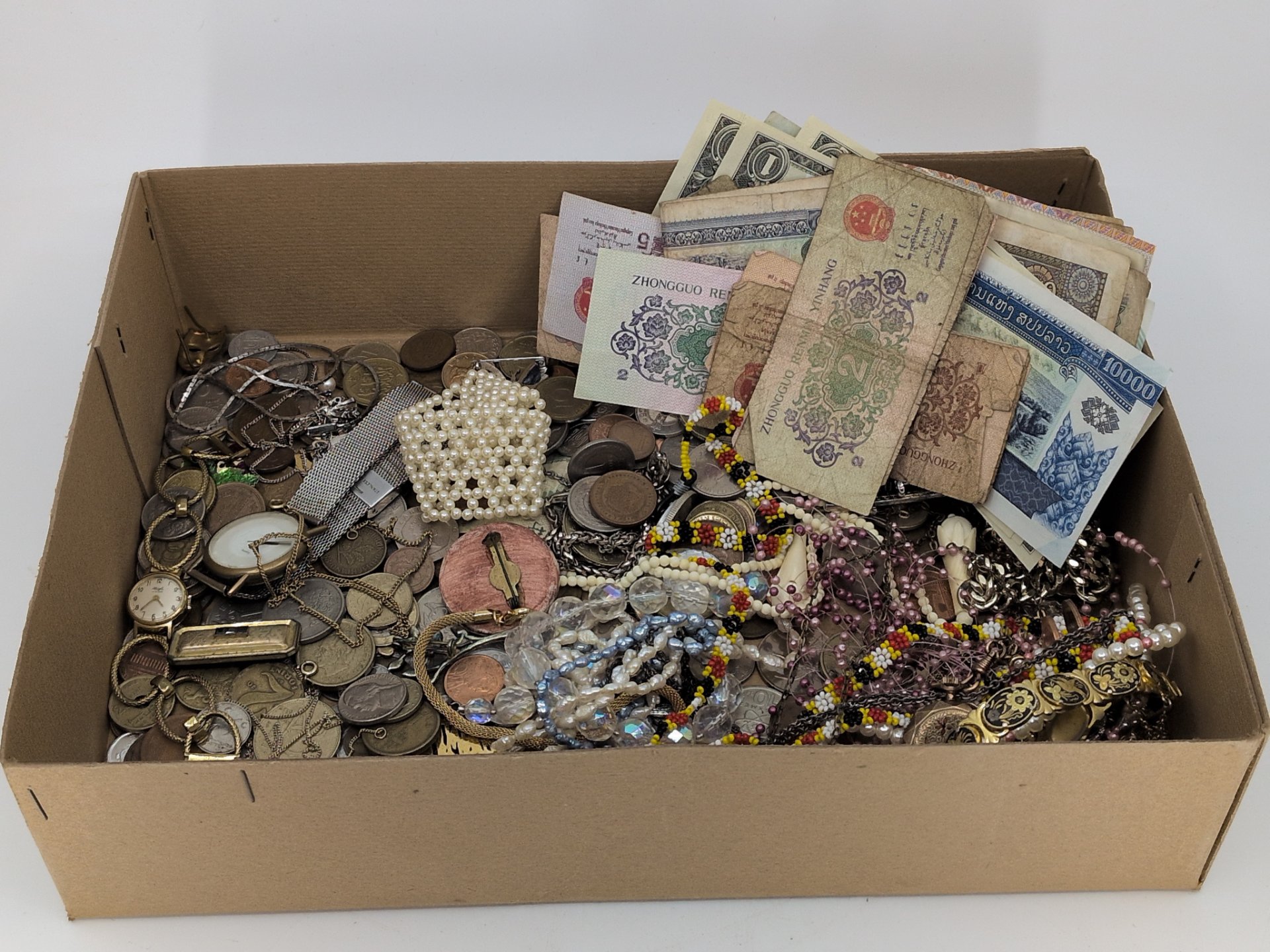 Los 281 – 1 Posten Modeschmuck, Münzen und Geldscheine