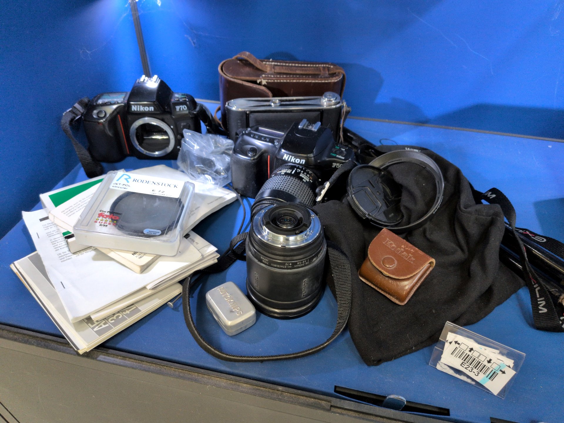 Los 77 – 3 Fotoapparate, div. Zubehör