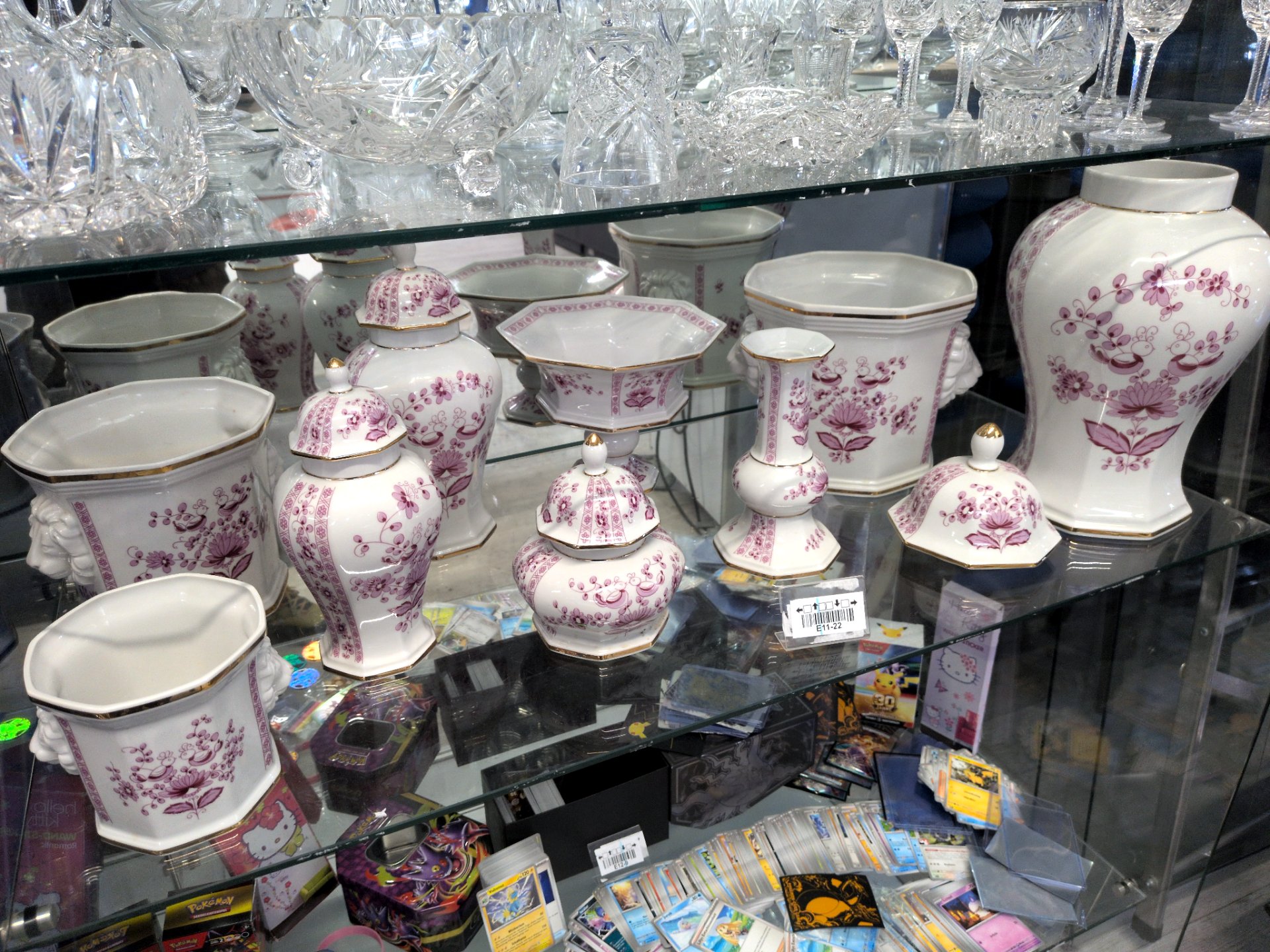 Lot 100 – 1 lot light porcelain vases, bowls, candelabra
