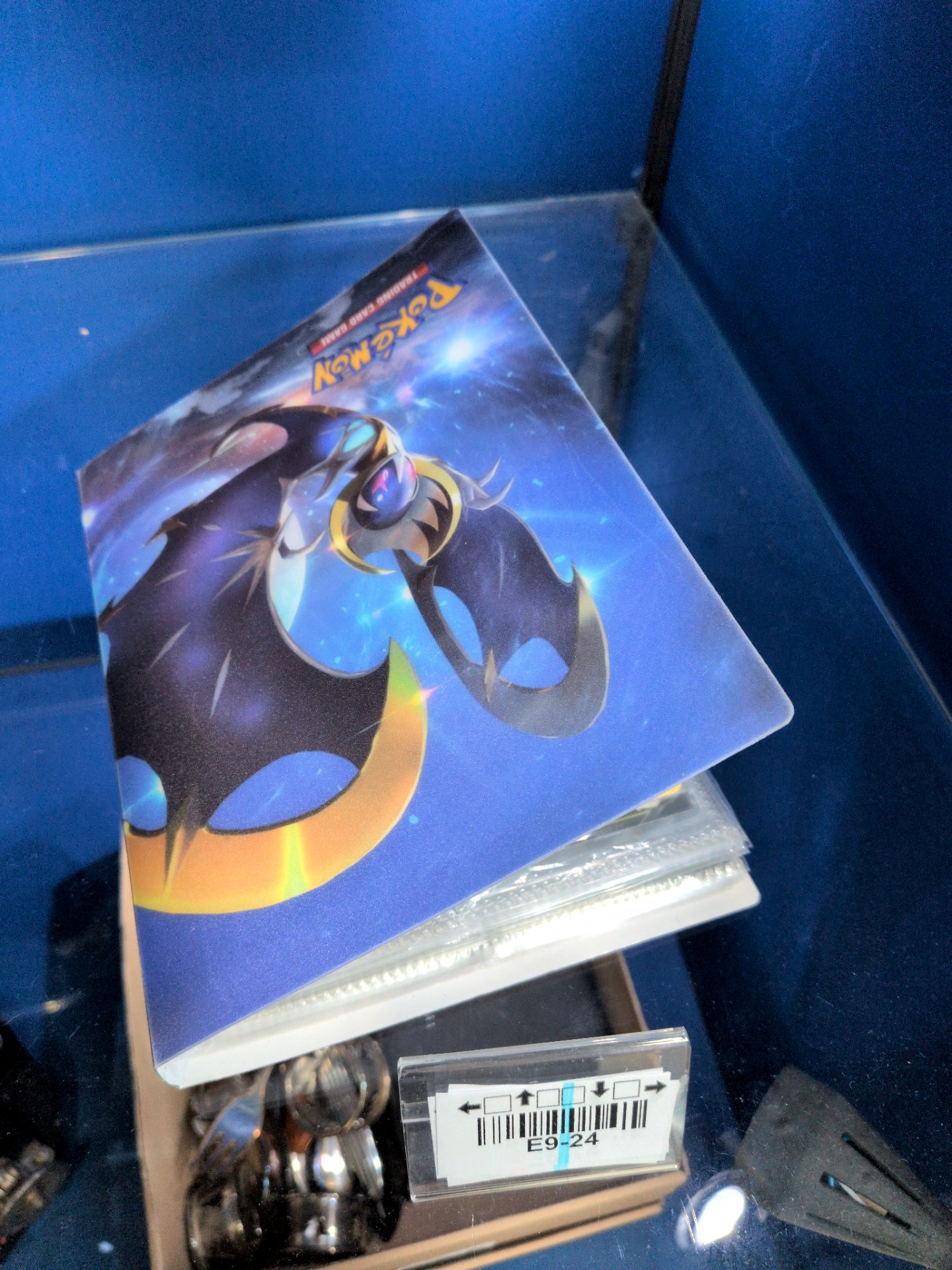 Los 76 – 1 Album mit originalen Pokémon‑Karten