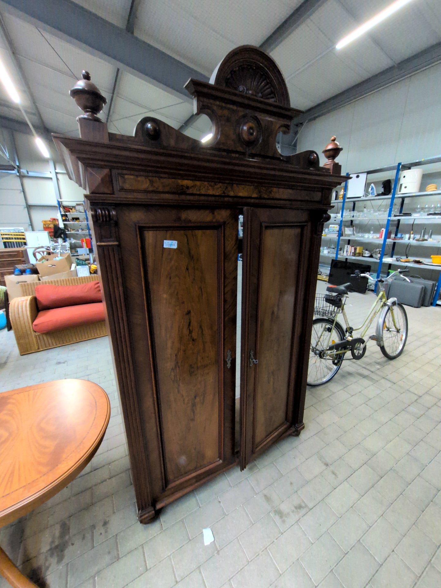 Los 1070 – 1 antiker Schrank, Holz
