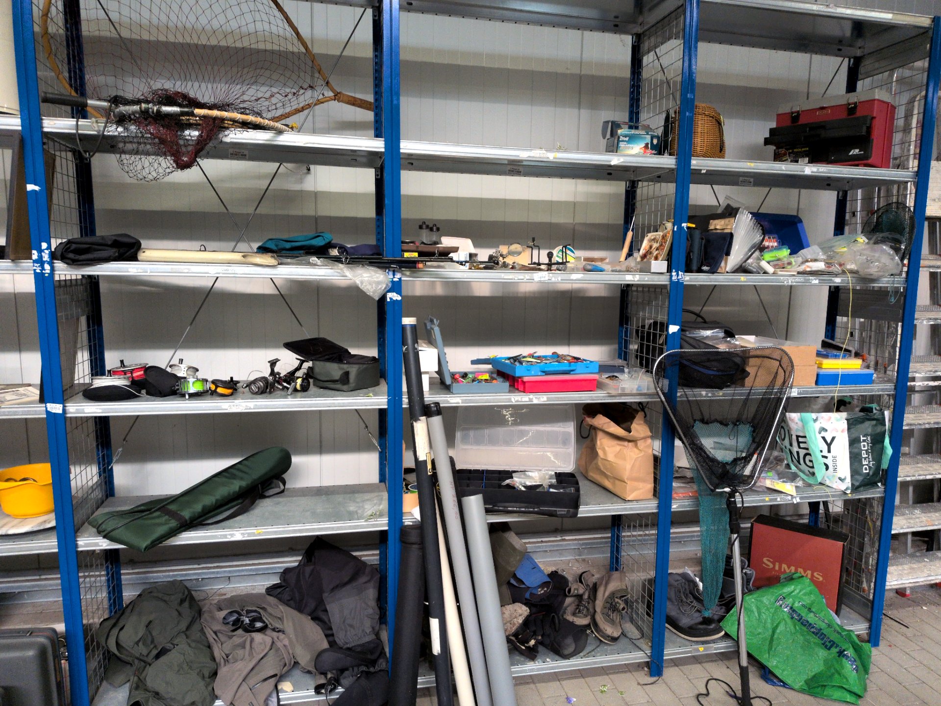 Lot 1023 – 1 Lot assorted angling goods