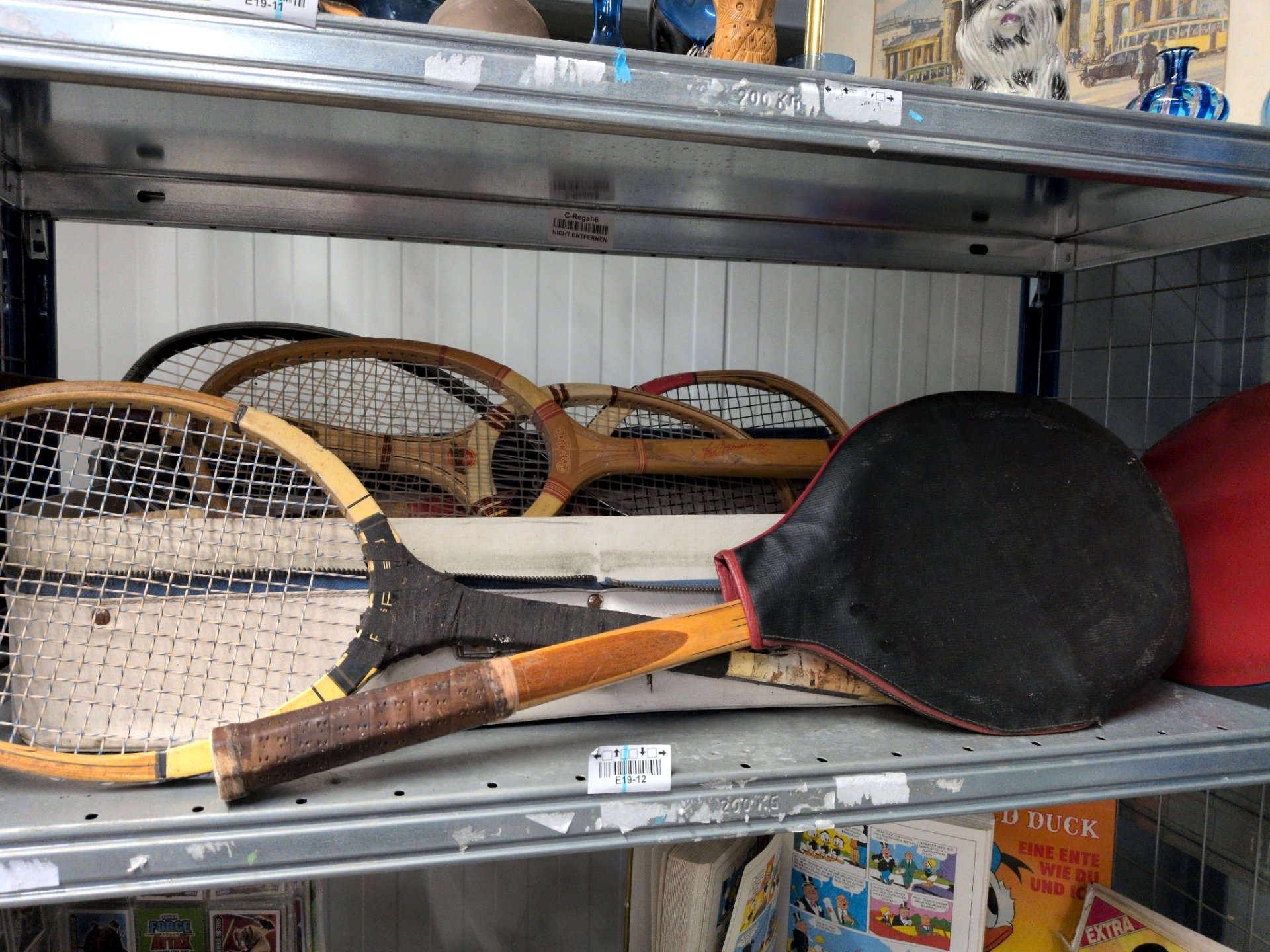 Los 1031 – 1 Fach alte Tennisschläger und Zubehör