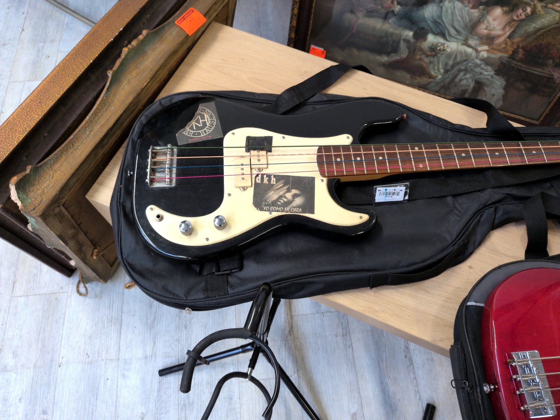 Los 183 – 1 E-Bass, Kapok MEG 9021 mit Ständer