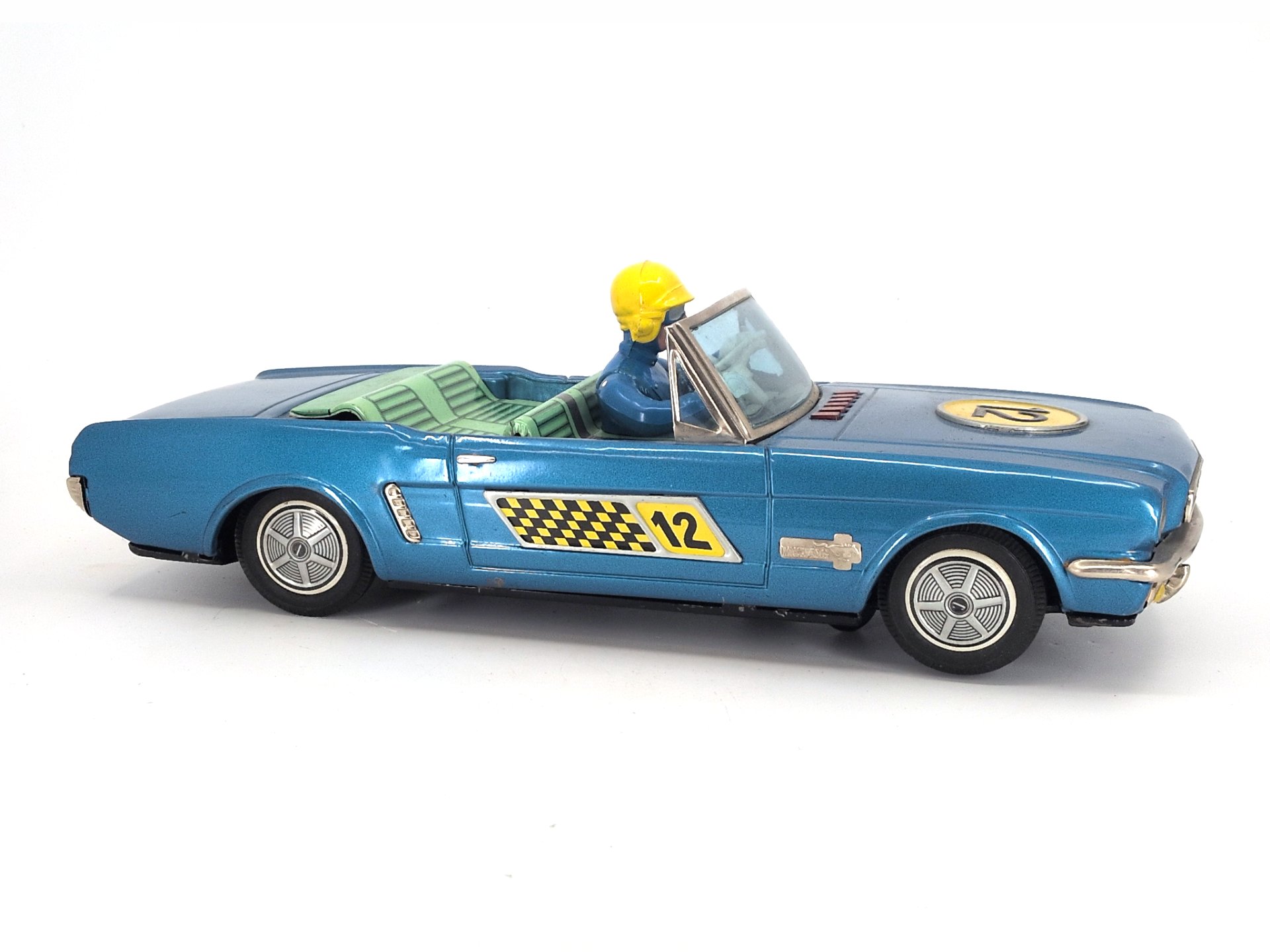 Los 194: 1 blaszany samochód Ford Mustang