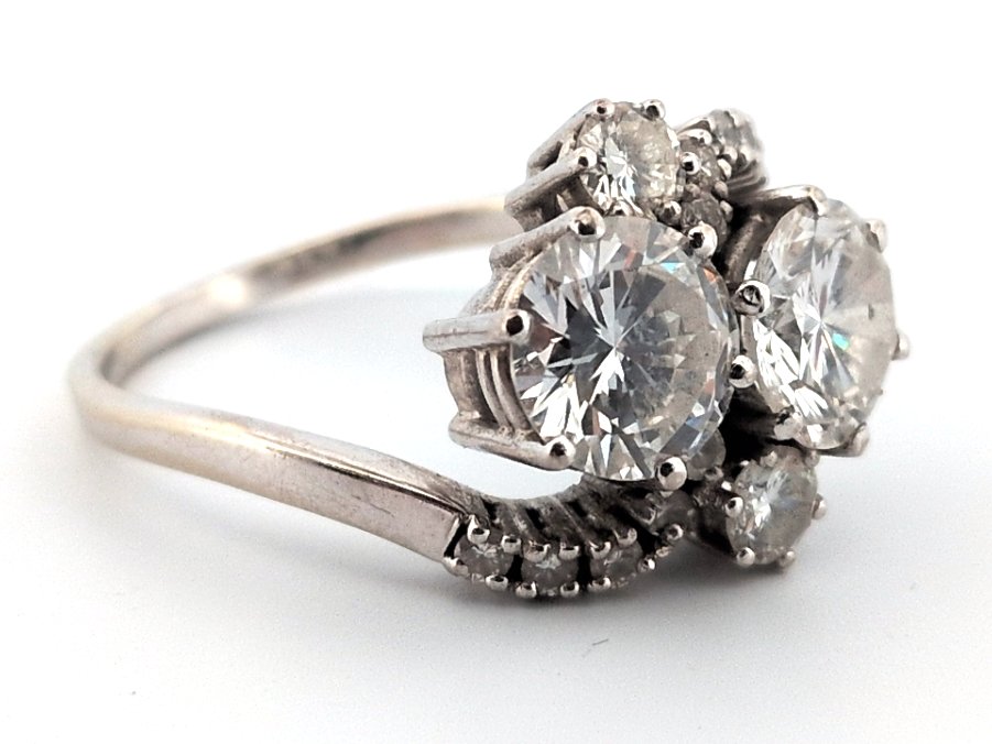 1 pierścionek, złoto białe 750, brylanty łącznie ok. 3 ct