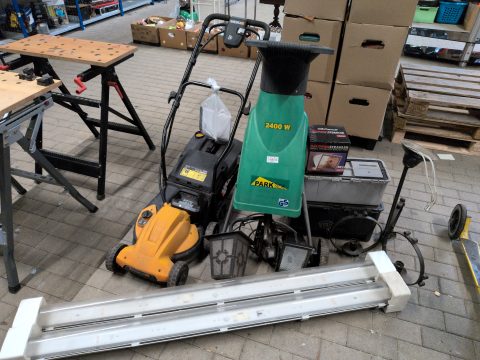1 Posten Gartengeräte und Lampen