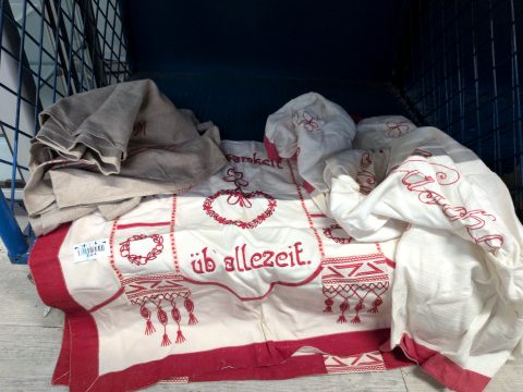 1 altes Rolltuch, 2 Überhandtücher