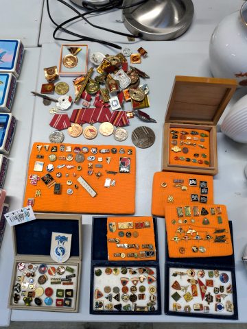 1 Posten Pins + Abzeichen