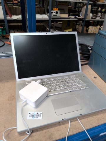 1 Laptop Apple