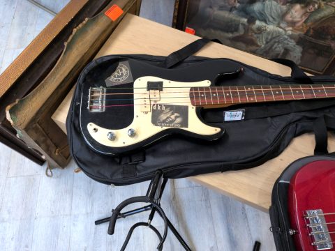 1 E-Bass, Kapok MEG 9021 mit Ständer
