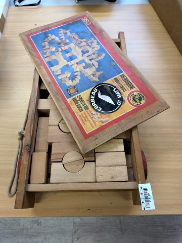 1 Wagen mit Holzbausteinen