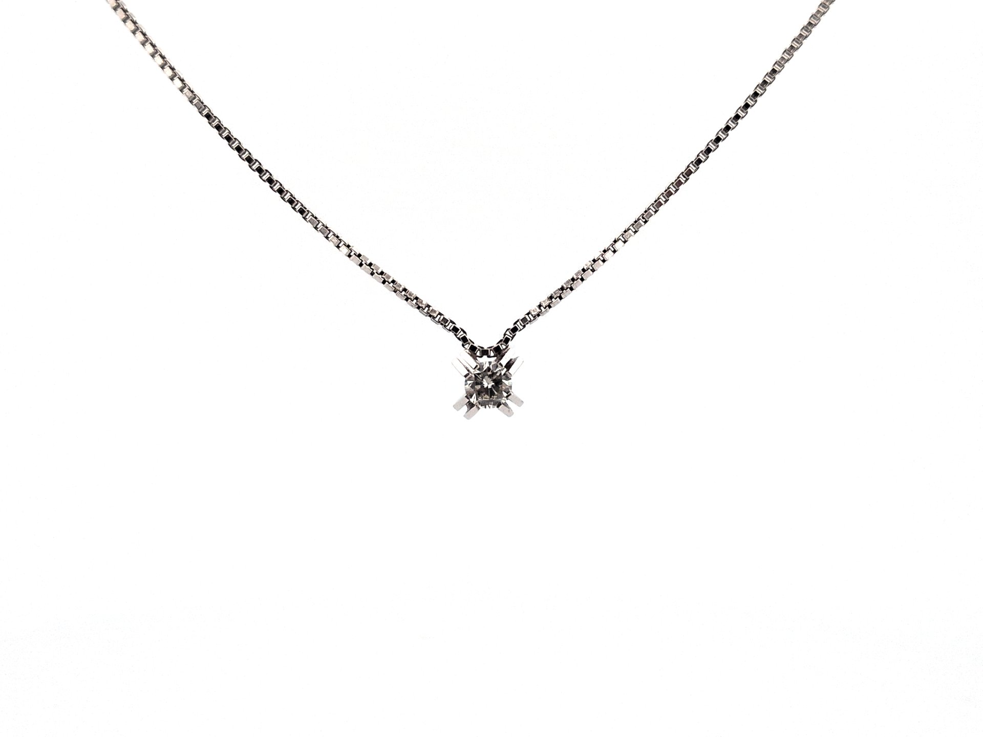 Los 51: 1 Collier, WG 585, Solitär ca. 0,48 ct