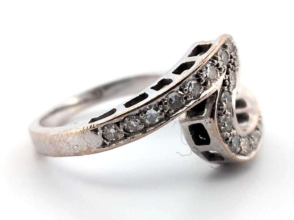 1 Ring, WG 750, 20 Brillanten zus. ca. 0,4 ct